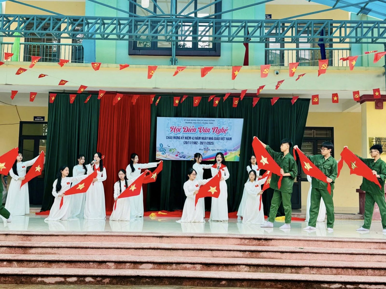 **TƯNG BỪNG HỘI DIỄN VĂN NGHỆ CHÀO MỪNG 43 NĂM NGÀY NHÀ GIÁO VIỆT NAM 20/11**