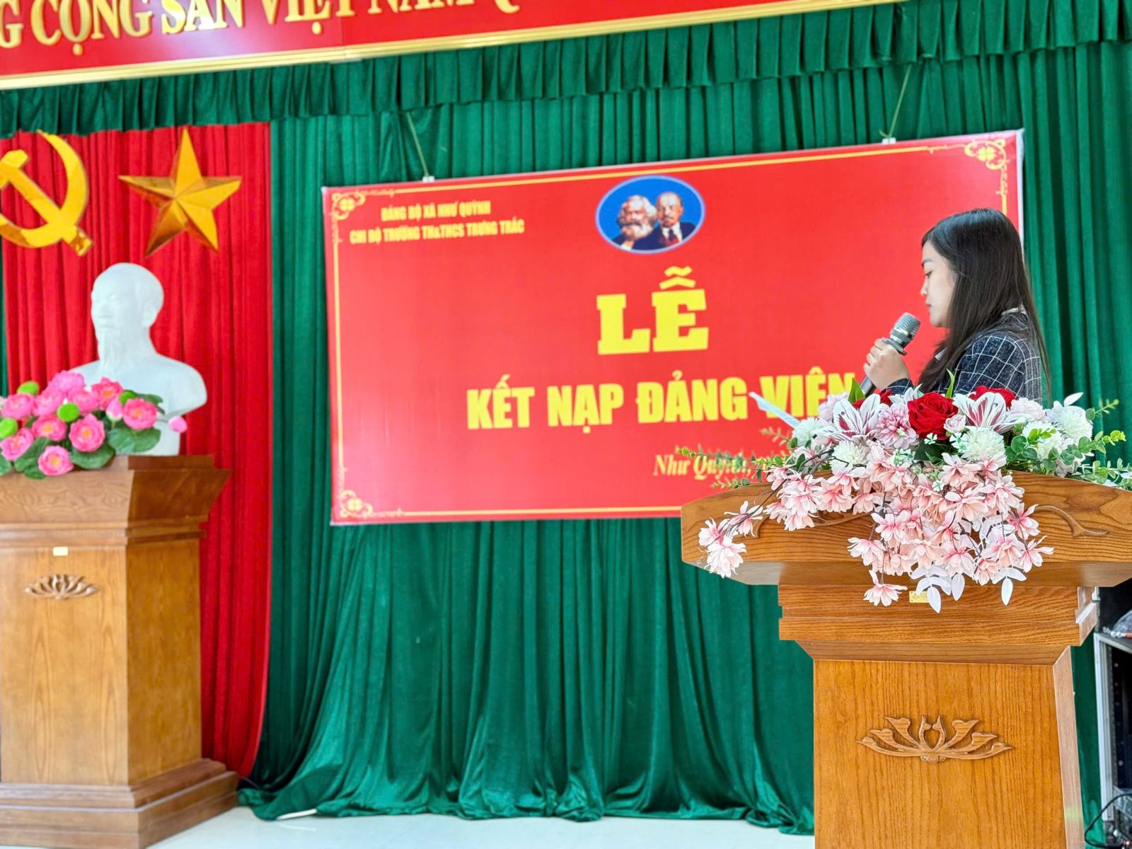 LỄ KẾT NẠP ĐẢNG VIÊN MỚI CHI BỘ TRƯỜNG TH&THCS TRƯNG TRẮC